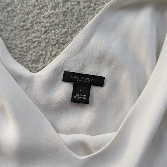 Ann Taylor Off-White V Neck Shell - Picture 2 of 4